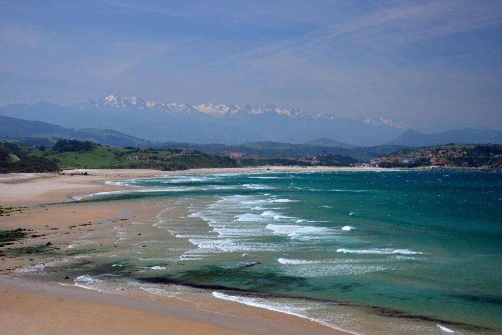 Lee más sobre el artículo Playas cerca de Comillas: un paraíso por descubrir
